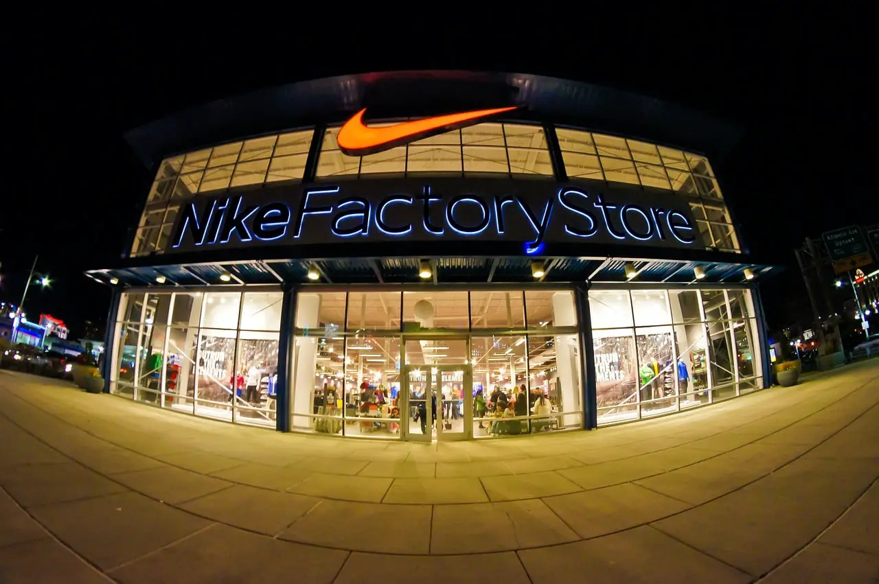 La ventaja competitiva y la estrategia de Nike. La ventaja competitiva y la estrategia de Nike.
