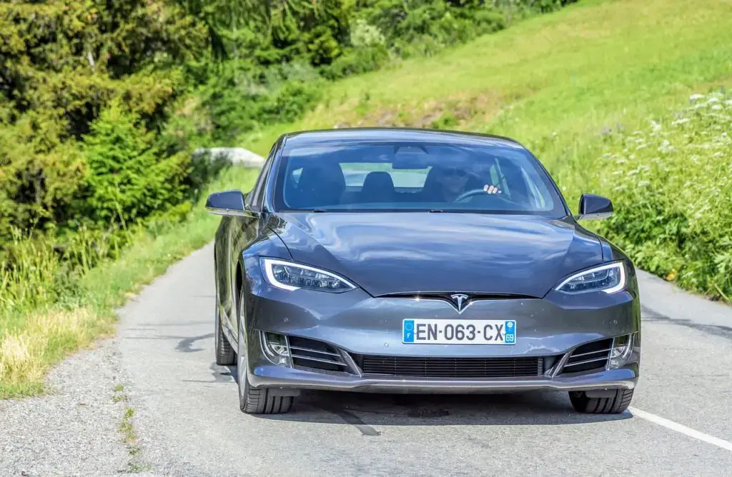 La ventaja competitiva y la estrategia de Tesla La ventaja competitiva y la estrategia de Tesla
