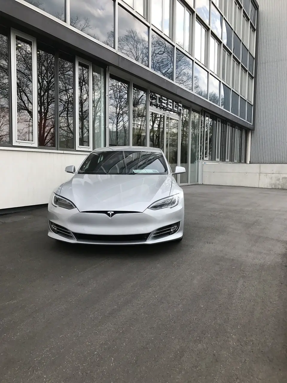 La ventaja competitiva y la estrategia de Tesla La ventaja competitiva y la estrategia de Tesla