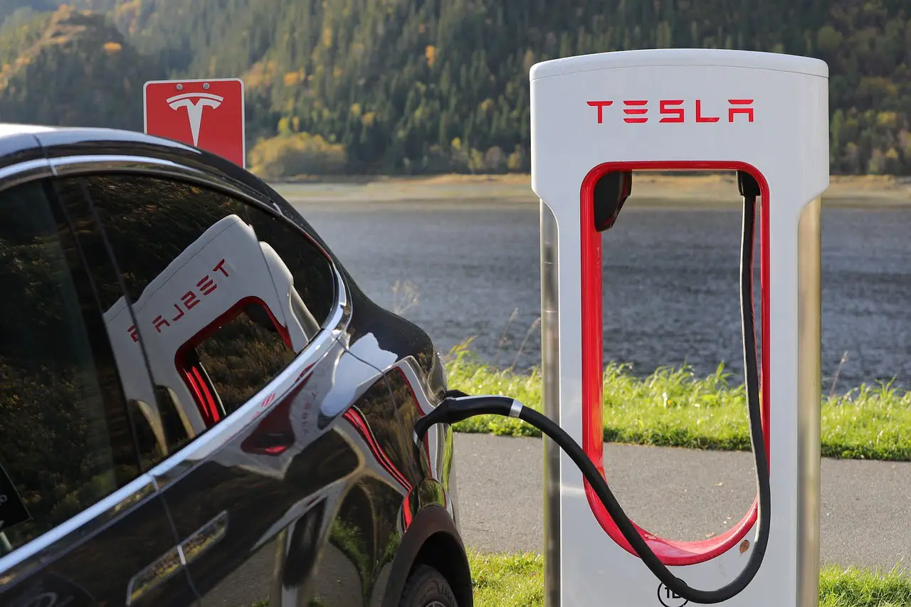 La ventaja competitiva y la estrategia de Tesla La ventaja competitiva y la estrategia de Tesla
